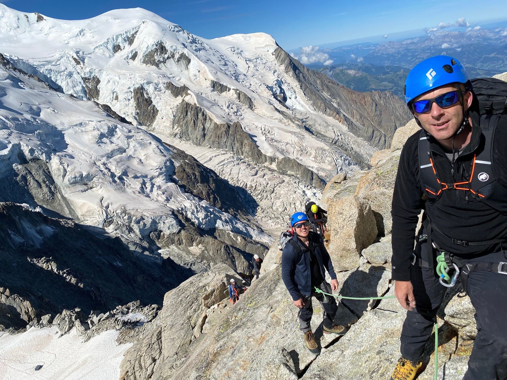 DEP 38 F03   Foto 3: Dos escaladores con el Mont Blanc de fondo.