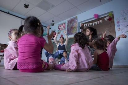 Una clase de un centro de desarrollo infanto familiar del municipio bonaerense de San Miguel, al que asisten niños desde 45 días a tres años.