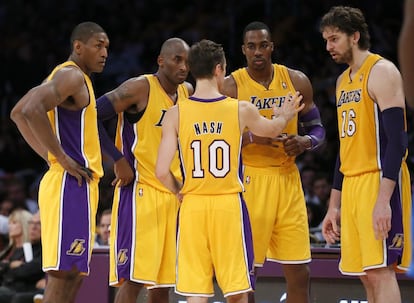 Nash habla con sus compañeros de los Lakers: (de izquierda a derecha) World Peace, Kobe Bryant, Dwight Howard y Pau Gasol, durante un partido el 30 de diciembre de 2012 contra los Dallas Mavericks.