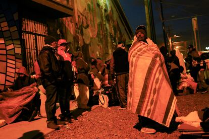 Migrantes durante una noche de bajas temperaturas en el centro de El Paso, Texas (EE UU).