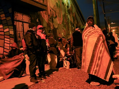 Migrantes durante una noche de bajas temperaturas en el centro de El Paso, Texas (EE UU).