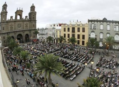 Exterior de la plaza de la catedral de Santa Ana de Las Palmas de Gran Canaria, donde ayer se celebró un funeral por las víctimas del MD-82.