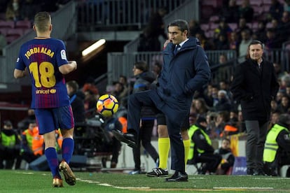 Valverde y Alba, en el duelo ante el Deportivo en el Camp Nou.