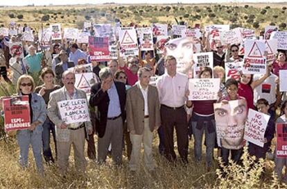 Caldera asegura la vivienda es una "mercancía" para el PP en una protesta contra la especulación en terrenos de Defensa.