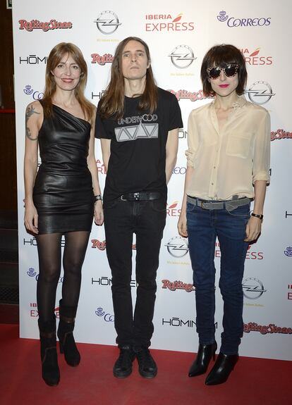 Amparo Llanos, Samuel Titos y Cristina Llanos en los premios de la edición española de la revista 'Rolling Stone', en diciembre de 2014, 10 meses antes de la separación del grupo. 