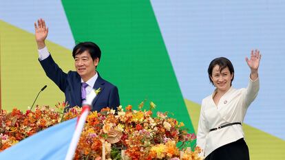 El presidente de Taiwán, Lai Ching-te (izquierda), y la vicepresidenta, Hsiao Bi-khim, saludan este lunes a la multitud congregada para ver la ceremonia de investidura presidencial en Taipéi.