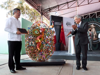 El embajador chino en México, Zhu Qingqiao, y el presidente Andrés Manuel López Obrador en la disculpa pública de esta mañana.