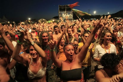 Miles de personas en la edición del Rototom Sunsplash de 2019 en Benicàssim.