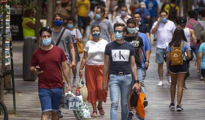 Personas con mascarillas en el centro de Madrid.