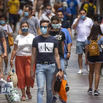 Personas con mascarillas en el centro de Madrid.
 