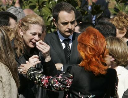 Homenaje a las víctimas del 11-M en el Bosque del Recuerdo del Retiro, con motivo del segundo aniversario del atentado. En la imagen, Pilar Manjón, junto con Rodríguez Zapatero, recibe el apoyo de la madre de Irene Villa, María Jesús González (de espaldas, con traje oscuro), y de María de los Ángles Domínguez, presidenta de la Asociación de Ayuda a las Víctimas del 11-M (con traje blanco).