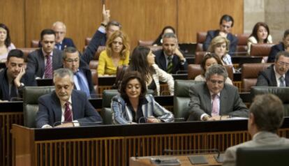 El presidente de la Junta, José Antonio Griñán, y diputados del PSOE, ayer, en el momento en el que se votaban las enmiendas del PP a la ley de Aguas.