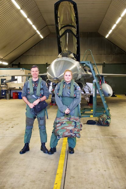 Amalia, en la base aérea de Volkel, en abril de 2022, cuando practicó en un vuelo de entrenamiento de un F-16.