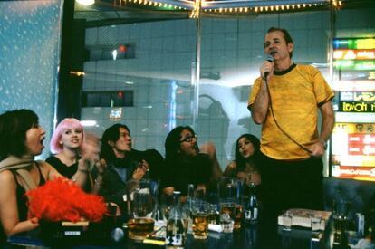 ¿Ir solo a un karaoke? Por qué no... siempre que no tengamos la posibilidad de ir con Scarlett Johansson, claro. 'Lost in translation' (2003).