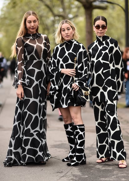 Este, Alana y Danielle Haim vestidas de Valentino antes del desfile de la firma en la semana de la moda de París en 2019.