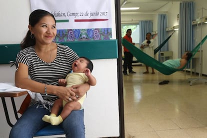 Una beneficiaria de un programa mexicano de salud y su beb&eacute;, en junio pasado.