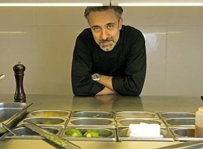 Sergi Arola, en la cocina de su nuevo restaurante, Gastro, en Madrid.