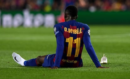 Ousmane Dembélé, tras lesionarse contra el Borussia Dortmund en el Camp Nou.