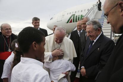 El papa Francisco recibe el abrazo de un niño junto al presidente cubano, Raúl Cancio, a su llegada a La Habana (Cuba).