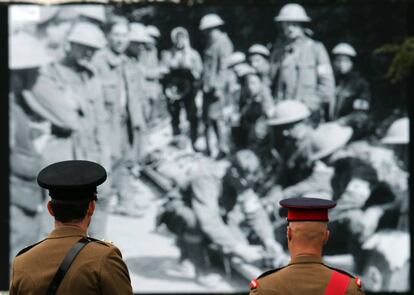 Dos soldados contemplan un documental sobre la batalla del Somme en Thiepval, Francia.