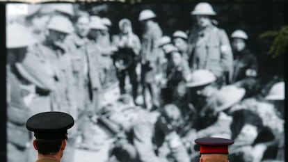 Dos soldados contemplan un documental sobre la batalla del Somme en Thiepval, Francia.