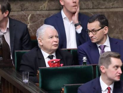 El líder del PiS, Jaroslaw Kaczynski, a la izquierda, sentado junto al primer ministro, Mateusz Morawiecki, ayer en el Congreso.