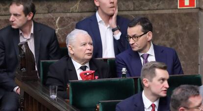 El líder del PiS, Jaroslaw Kaczynski, a la izquierda, sentado junto al primer ministro, Mateusz Morawiecki, ayer en el Congreso.