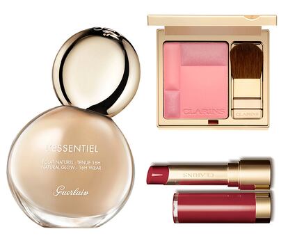 Base de maquillaje de Guerlain y colorete y barra de labios de Clarins.