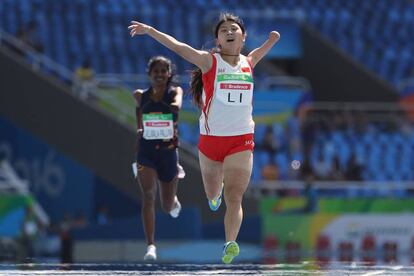 Lu Li (China) celebra el oro en los 400 m.