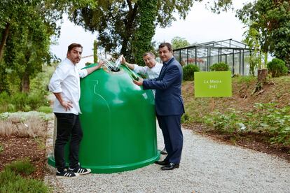 Los hermanos Roca junto al contenedor de reciclaje instalado en su restaurante. Junto a Ecovidirio, han lanzado una cadena de reciclaje que busca concienciar a los restaurantes españoles para dar una segunda vida al vidrio