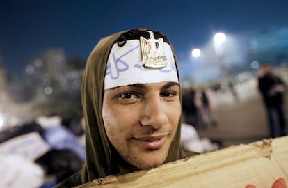 Uno de los manifestantes que pasaron la noche en la plaza Tahrir (plaza de la Liberación), en víspera de la masiva protesta contra el régimen del presidente Hosni Mubarak, en El Cairo, Egipto, el 31 de enero de 2011.