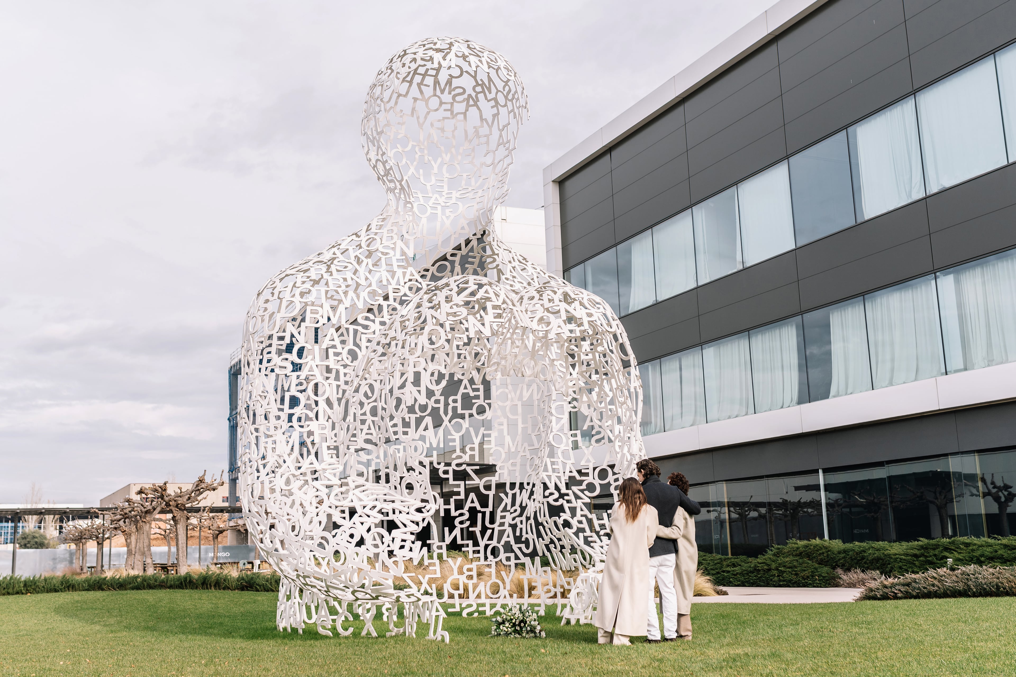 Los hijos de Isak Andic rinden homenaje con una carta a su padre en el aniversario de su muerte en Montserrat