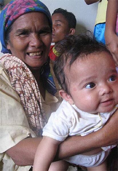 Hamida sostiene a su nieto Rypandanaulana, a quien salvó del maremoto.