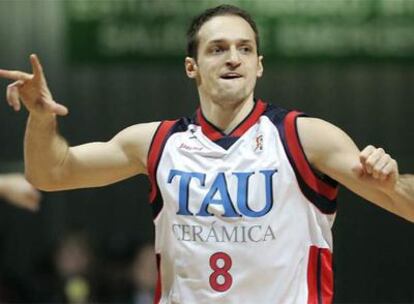 Rakocevic celebra una canasta.