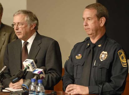 El rector de la Universidad Técnica de Virgina, en Estados Unidos, Charles Steger, a la izquierda, y el jefe de la policía del cámpus, W.R. Flinchum, en una rueda de prensa donde anuncian más de 20 muertos.