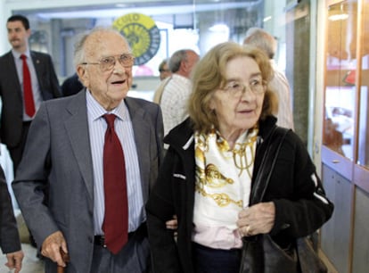 Santiago Carrillo y su esposa