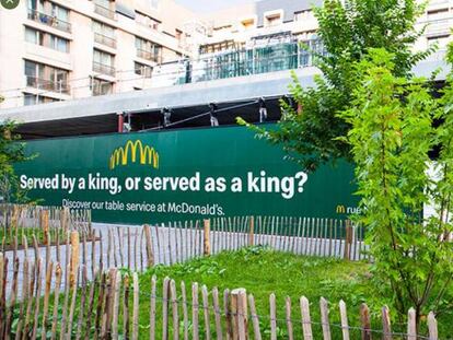 'Guerra' de carteles entre Burger King y McDonald's, en Bruselas.