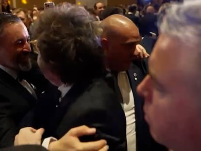 Captura del momento del abrazo entre Abascal y Milei en la conferencia hispana