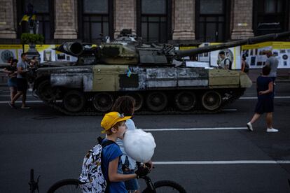 Un niño come un algodón de azúcar junto a un equipo militar ruso en Kiev, el martes.