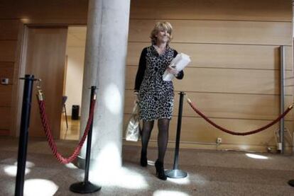 La presidenta de la Comunidad de Madrid, Esperanza Aguirre, ayer antes de comenzar el pleno de la Asamblea.