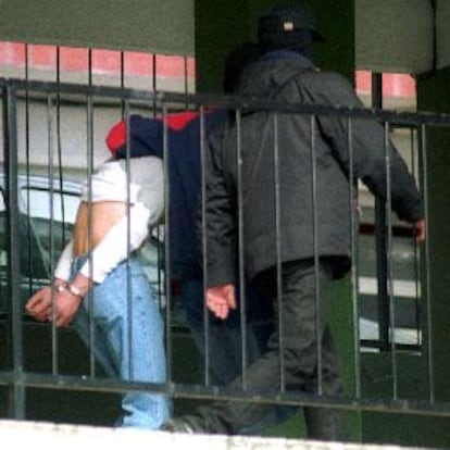 El joven esposado es uno de los detenidos ayer por la Ertzaintza tras el atentado de Hernani.