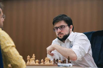 Maxime Vachier-Lagrave hace una jugada mientras mira a Aronián