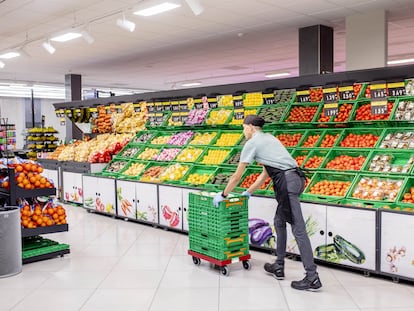 Un empleado en un supermercado Mercadona de Castilla y León.