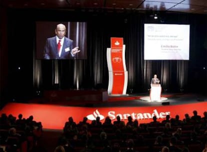 Emilio Botín se dirige a los asistentes a las jornadas financieras celebradas ayer en la sede del Santander en Boadilla del Monte (Madrid).