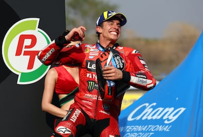 Marc Márquez celebra su triunfo en el podio tras ganar el GP de Tailandia este domingo. 