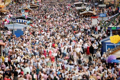 Miles de visitantes recorren las distintas casetas del Oktoberfest en Múnich, el 20 de septiembre de 2014.