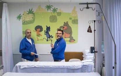 Manu, a la izquierda, y Guillaume frente a un mural de 'El Libro de la Selva'.