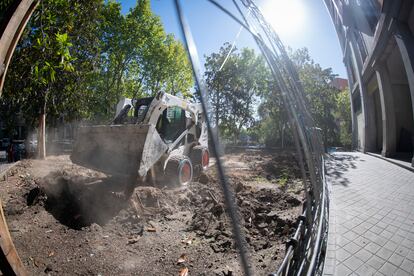 Una excavadora en la zona donde se han talado los árboles de la plaza de Niño Jesús.