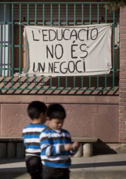 Fachada del centro La Muñeira, en Badia del Vallès, una de las escuelas que se cerraran.