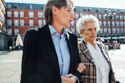 Higueras pasea un sábado por la plaza Mayor con su madre.